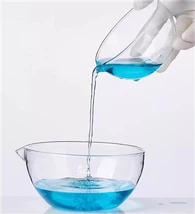 El laboratori utilitza material d'evaporació de plats de vidre per separar líquids i sòlids d'una solució permetent que l'aigua s'evapori a l'aire